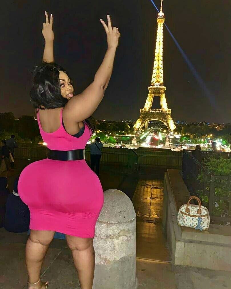 En visite à Paris Eudoxie Yao illumine la Tour Eiffel photo