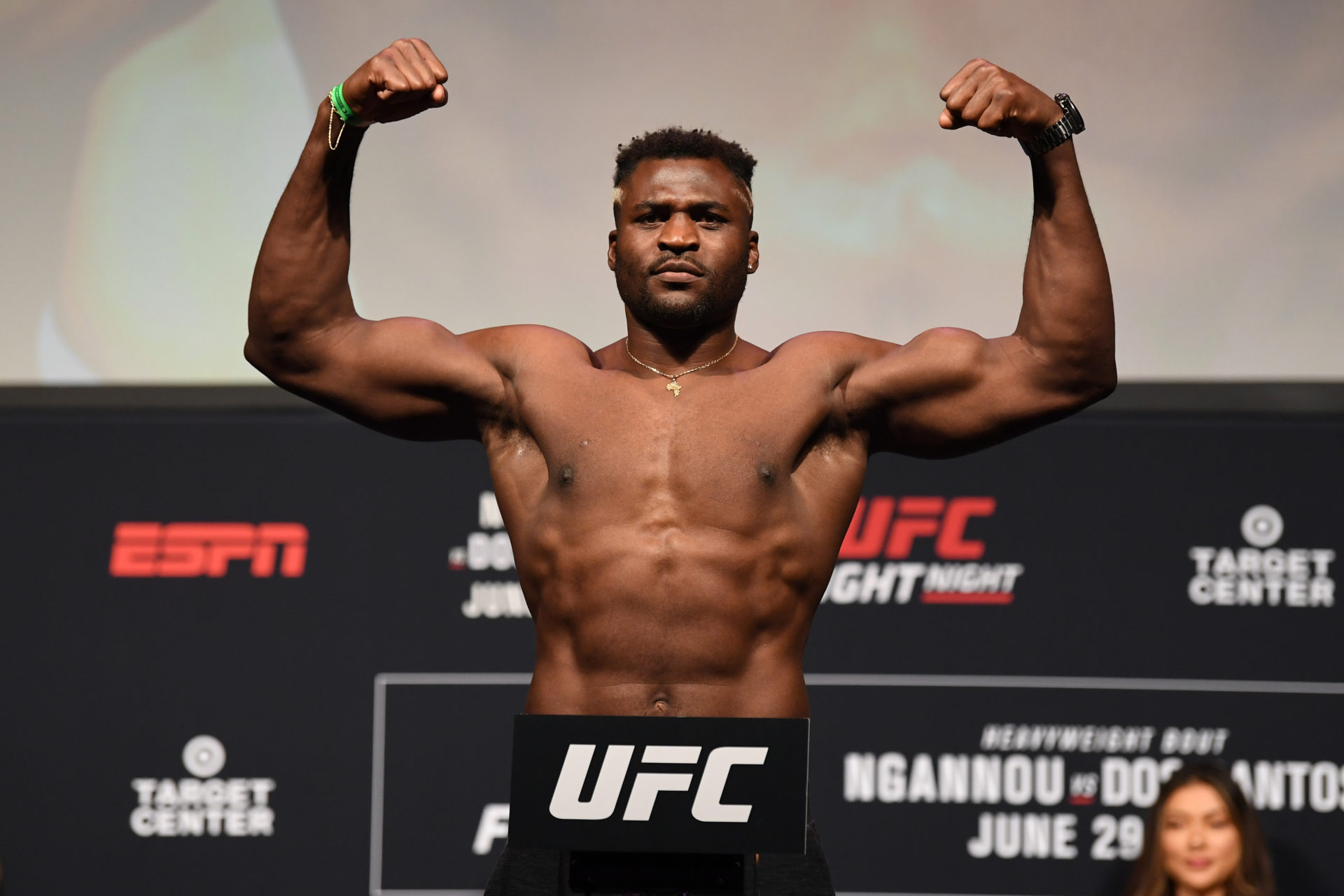 Francis Ngannou ancien SDF devenu champion mondial de l’UFC 260